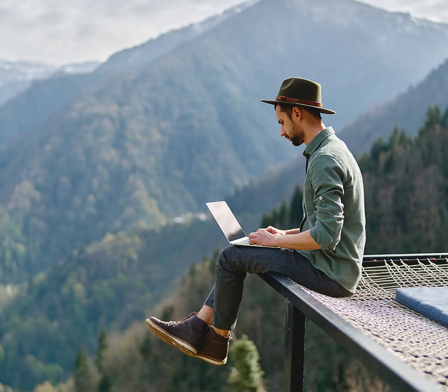 Traumfeder Verlag - Mann sitzt auf der Kante